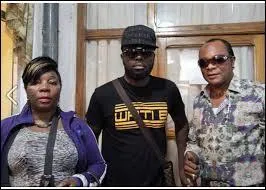 Dans quel groupe son pre a-t-il jou quand il tait plus jeune ?