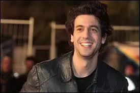 Max Boublil a chanté ''Mon coloc'' , ''Susan Boyle'' , ''Chatroulette'' , ''J'aime les moches'' ... À quel acteur a-t-il donné la réplique dans le film ''Les Gamins'' en 2013 ?