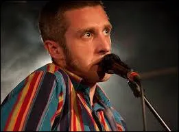 La chanson la plus connue de Monsieur Roux est ''Petit rasta'' mais je vous propose en lien ''Le Bouffon de la cité'' . De quelle capitale de région est originaire ce groupe ?