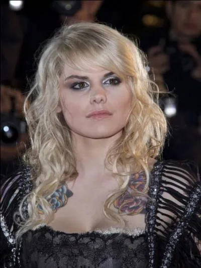  Blonde  est le deuxime album d'une chanteuse qubcoise sorti le 7 novembre 2011. Comment se nomme cette chanteuse ?