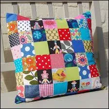 Ouvrage fait de plusieurs morceaux de tissus de couleurs diffrentes cousus les uns aux autres. C'est un :