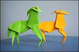 L'origami est l'art traditionnel japonais du :
