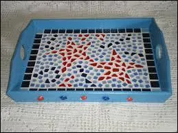 En juxtaposant des fragments multicolores de divers matriaux on obtient :