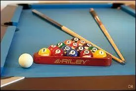 Sur la photo, vous pouvez voir qu'il s'agit d'un billard :