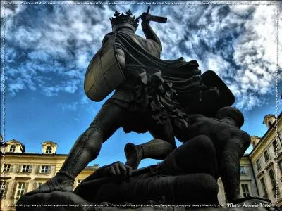 Grand homme de guerre et grand diplomate, il unifia son territoire et le scurisa ainsi que celui de ses voisins. Il se dbarrassa notamment d'un grand mercenaire appel :