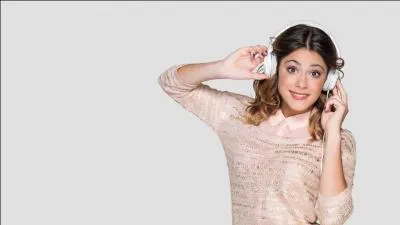 Dans la saison 2, de qui Violetta est-elle amoureuse alors que lui ne l'est pas ?