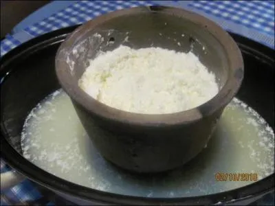 On nous propose un fromage frais de lait cru qui prend son nom du moule  fromage dans lequel il s'goutte :