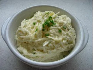 Nous sommes au restaurant, et un grand choix nous sera propos, voici des cleris, quelle sauce  base d'chalotes, cpres et cornichons, les accompagne ?