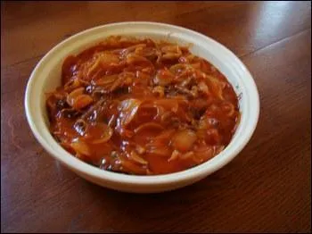 Ceux qui prfrent choisiront un plat de boeuf qu'il faudra faire bouillir dans une marmite avec des carottes et un bouquet garni, puis il faudra couper la viande en morceaux et la faire revenir avec des oignons, sans oublier les cornichons :