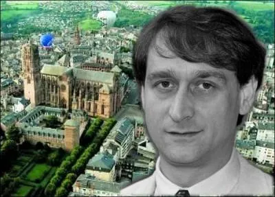 Il grandit  Bizerte en Tunisie, mais son summum politique se situera dans la capitale de l'hexagone...