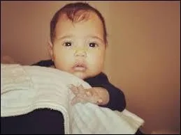 Et cet adorable bb, qui sont ces parents ?