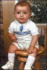 Son pre est un beau gosse, qui est-il ?