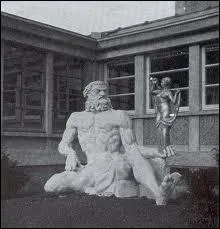 Fils de Jupiter et de Junon, il est le dieu du feu, de la forge, des volcans, des mtaux et est le patron des forgerons. Il est identifi au dieu grec Hphastos. Il s'agit de ...