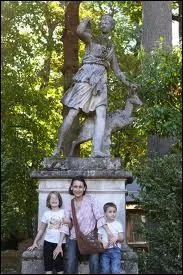 Chez les romains, elle est la desse de la chasse et de la lune. Elle est assimile  la desse grecque Artmis. Qui est-elle ?