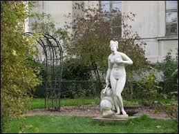 Chez les romains, elle est la déesse de l'amour, de la beauté et de la séduction. Assimilée à la déesse grecque Aphrodite, elle porte alors le nom de ...