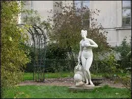 Chez les romains, elle est la desse de l'amour, de la beaut et de la sduction. Assimile  la desse grecque Aphrodite, elle porte alors le nom de ...