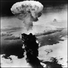 Quels sont les deux vnements importants survenus pendant l'anne 1945 ?