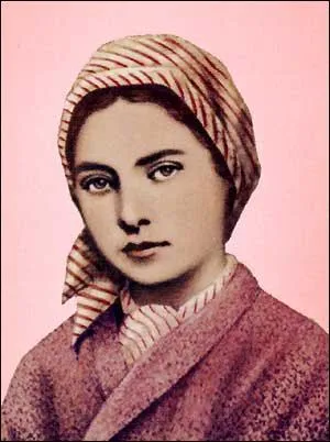 Bernadette Soubirous, sainte dont la chsse est conserve  Nevers, est une aeule de Christine Bravo.