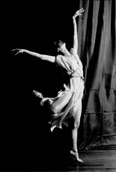 Isadora Duncan, grande danseuse, est dcde trangle par sa longue charpe, qui s'est prise dans une roue de sa voiture dcapotable.