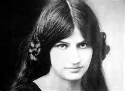 Jeanne Hbuterne, jeune fille ravissante de bonne famille, fut l'grie d'un peintre remarquable. Qui ?