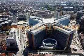 Ce btiment  la forme particulire abrite les bureaux de la Commission europenne... Dans quelle ville peut-on voir le Berlaymont ?