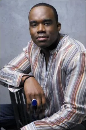 Qui joue le rôle de Bruce Lewis ?