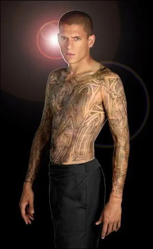 Qui aide Michael  refaire son tatouage quand il se brle ?