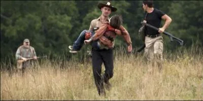 Pourquoi Rick court-il avec Carl dans ses bras ?