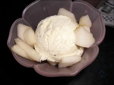 C'est la farandole des glaces ! Voici la poire Belle-Hlne. Mais ne manque-t-il rien sur la coupe ?
