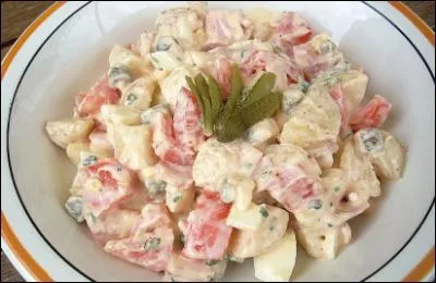Nous commencerons par une salade  base de pommes de terre, jambon, cornichons mlangs  de la mayonnaise :