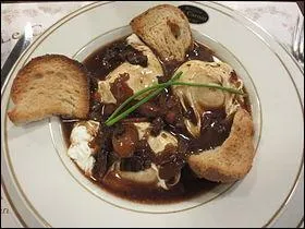 Vous tes invits  goter des oeufs pochs accompagns d'une sauce au vin rouge :