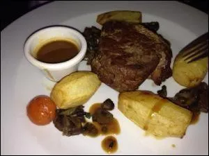 On nous apporte le filet de boeuf garni de pommes ...