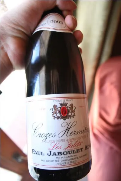 On nous apporte un Crozes Hermitage :