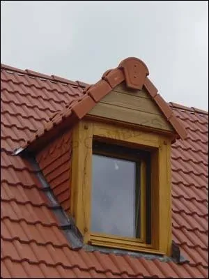 Petite fentre en saillie sur un toit. En football, c'est l'angle form par le poteau et la barre transversale d'un but.