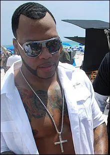 Dans son dernier album, avec qui chante-t-elle la chanson  Danse  ?