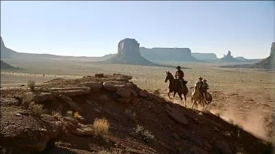 Face  ses succs, John Ford montre qu'il n'a pas perdu la main. Il tourne, en 1956, avec John Wayne,  La Prisonnire du dsert . Quels sont les indiens qui attaquent le ranch de la famille Edwards ?