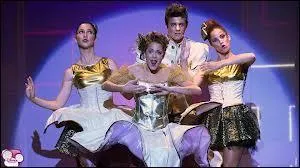 Avec qui Maxi a-t-il fait le pari qu'il sortirait avec une fille avant la fin de l'anne ?