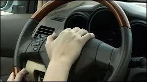 Dans quel Etat tats-Unien est-il formellement interdit de conduire les yeux bands ?