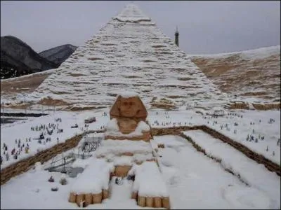 Au mois de dcembre 2013, en Egypte, il a neig sur le Sphinx de Gizeh, le recouvrant de neige !