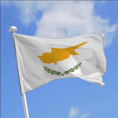 Pourquoi la carte de l'île de Chypre présente sur le drapeau de la République de Chypre est-elle de couleur jaune-orangé ?