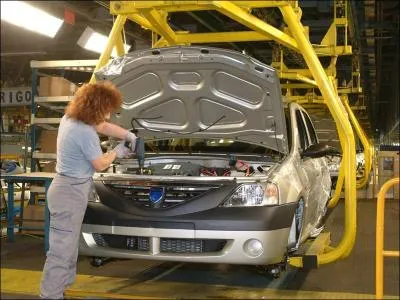 Quelle marque d'origine roumaine dont le siège est localisé à Mioveni a t-elle été rachetée par Renault en 1999 ?