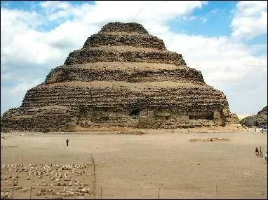 A quelle poque fut difie la premire pyramide gyptienne ?