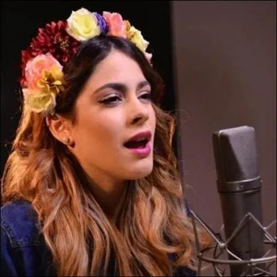 Dans la saison 2, pourquoi le pre de Violetta refuse qu'elle reste la star de YouMix ?