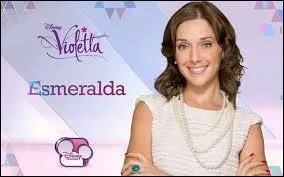 Qui engage Esmeralda ?