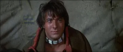 Nous sommes en 1970. Le western  Little Big Man  a provoqu des ractions sur le territoire amricain. Qualifi d'anti-western, il annonce  Danse avec les loups . Quel est le thme du film ?