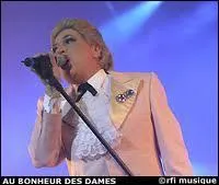 Dans sa chanson ''Oh les filles'' , le chanteur du groupe Au Bonheur des Dames est sorti avec Hélène, Monique et même Marcel mais à la fin de la chanson il est avec...