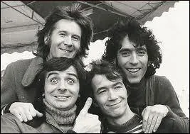 Complétez ces paroles des Charlots : ''On n'fait pas du sucre de canne / ------------- / On n'cultive pas la banane / ------------- / Il n'y a pas de vaudou à Vannes / Oui mais quand vient le sam'di soir, mon vieux / Dans les crêperies, dans les bars / On peut dire que tout l'monde est noir / ------------ ''