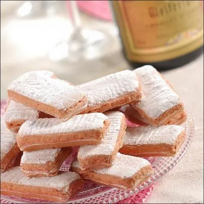 Avec quelques biscuits roses de :