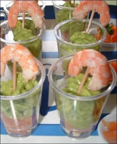 De petites verrines nous sont apportes en dgustation. Elles sont faites avec des crevettes et de la guacamole ( base d'avocat, oignon, tomate, coriandre). Quelle pice est ncessaire  la vritable guacamole mexicaine :