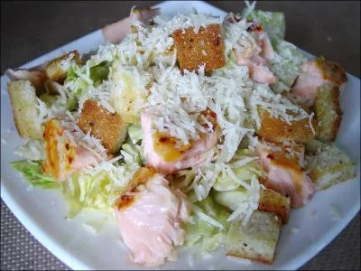 L'entre arrive avec une salade Csar, on peut y voir les crutons, le parmesan, et que faut-il encore ?